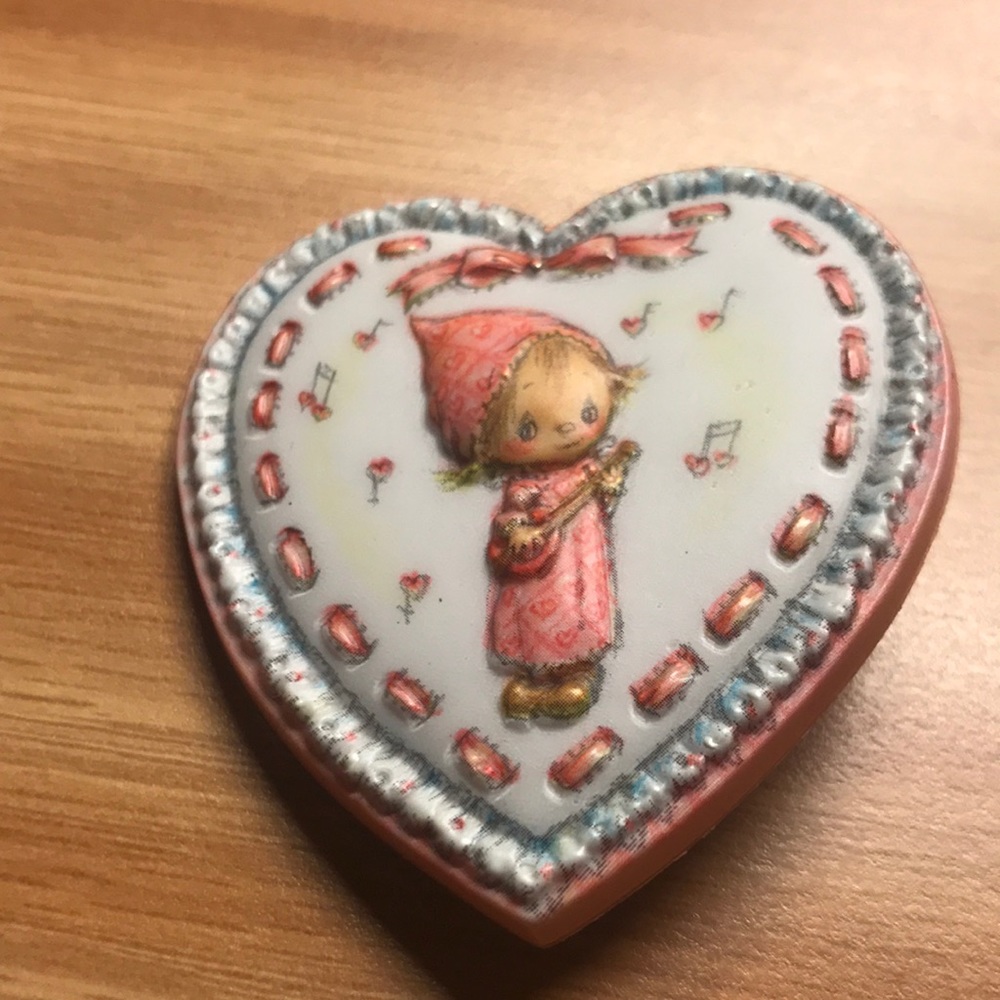 Hallmark Betsy Clarke heart brooch